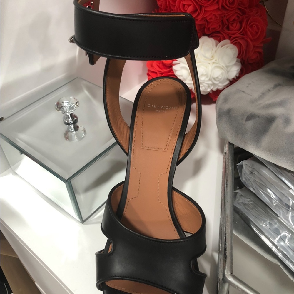 Givenchy - Picture 2 of 5